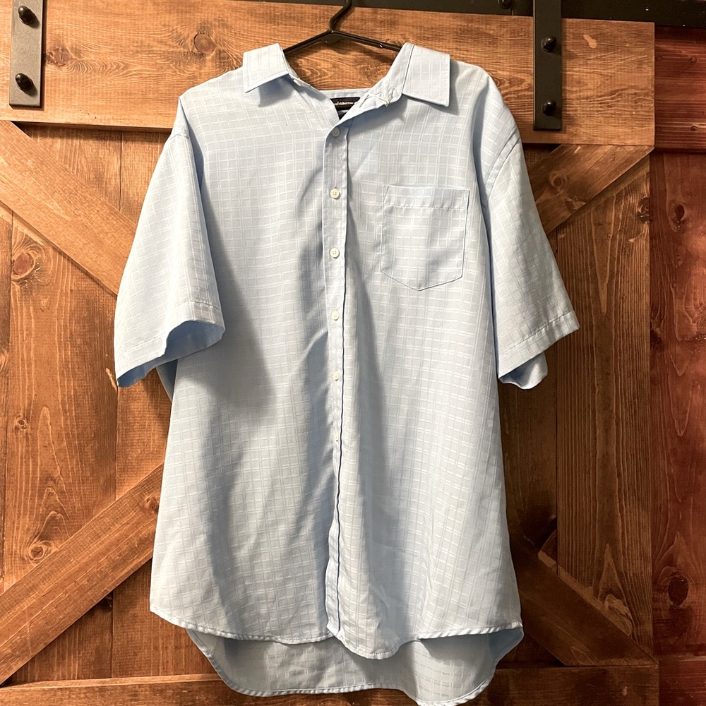 Mens short sleeve button up with left pocket